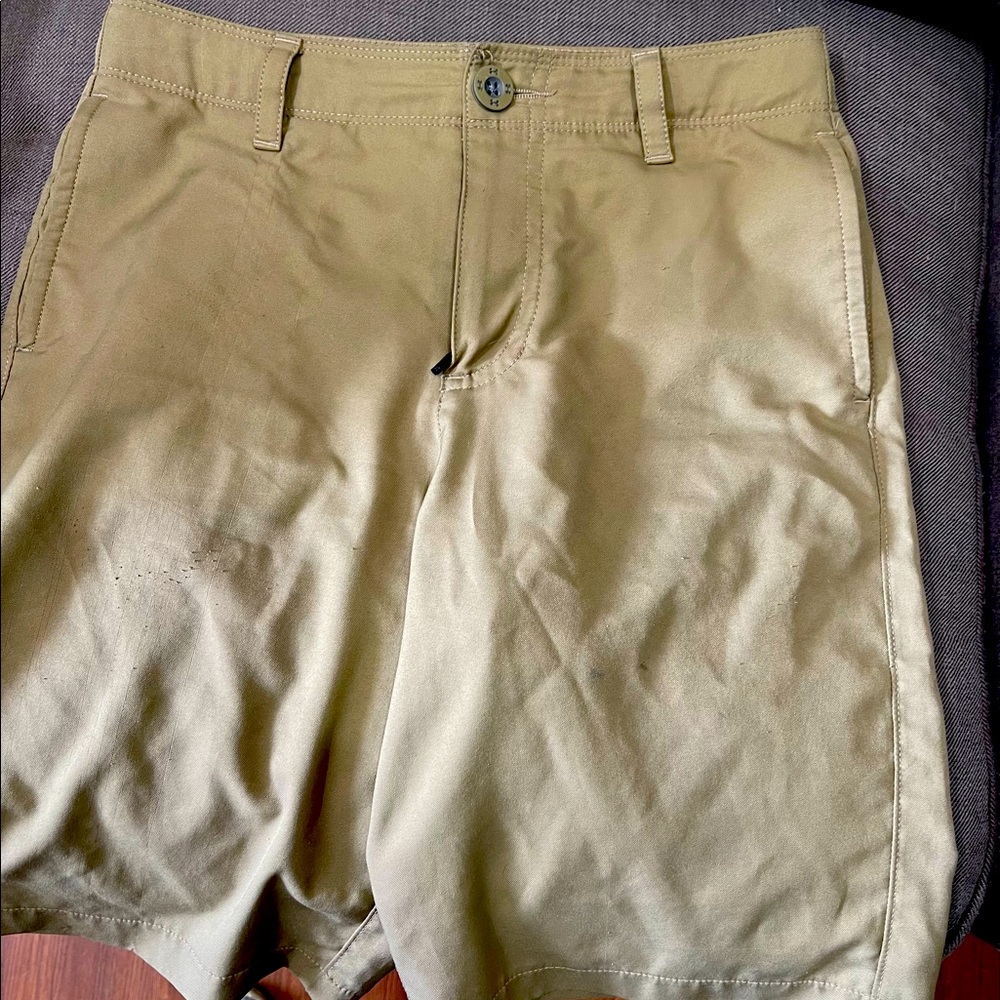 Under Armour boy’s khaki shorts sz M